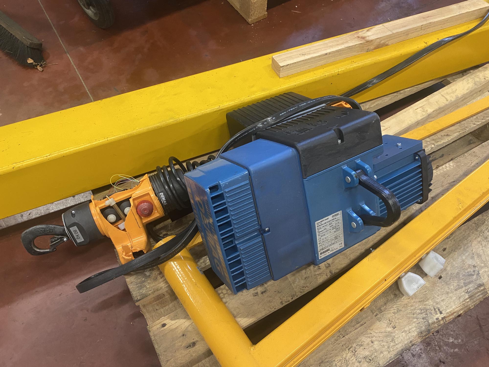 Pillar crane + electric hoist Demag 80 kg Swing Cranes (Wall & Column